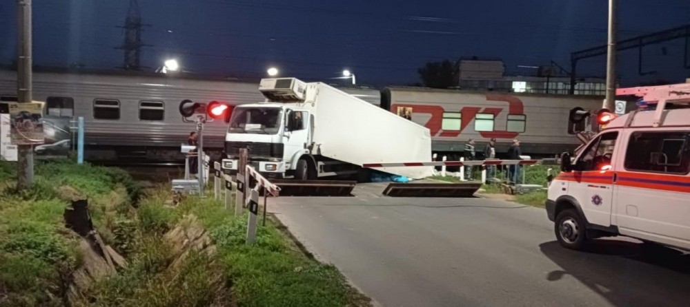 Пассажирский поезд, следовавший из Адлера, снес кузов грузовика