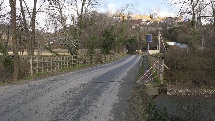 Мост через реку Кудепста в Сочи дал просадку