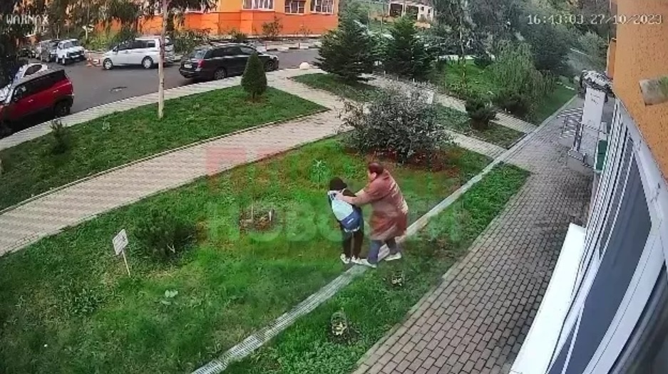 В Сочи пенсионерка избила ребенка за пробежку по газону