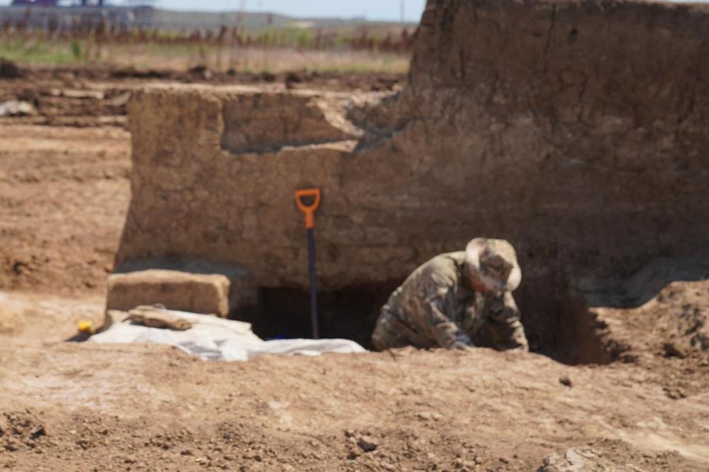 Археологи вблизи порта Тамань исследуют шесть древних курганов