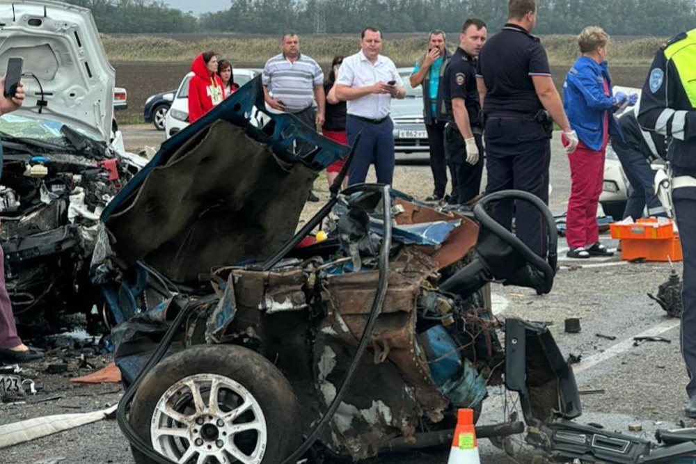 ВАЗ разорвало надвое после столкновения в Peugeot на Кубани