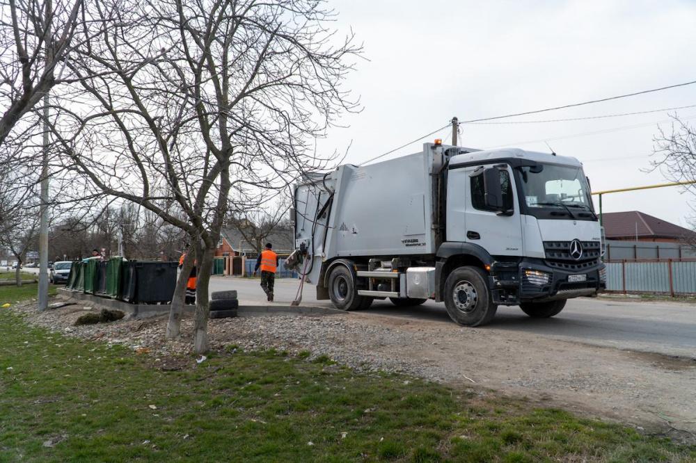 Вывоз мусора приостановлен в нескольких районах Кубани из-за перекрытия проезда к полигону