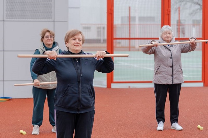 Пожилые краснодарцы занимаются физкультурой