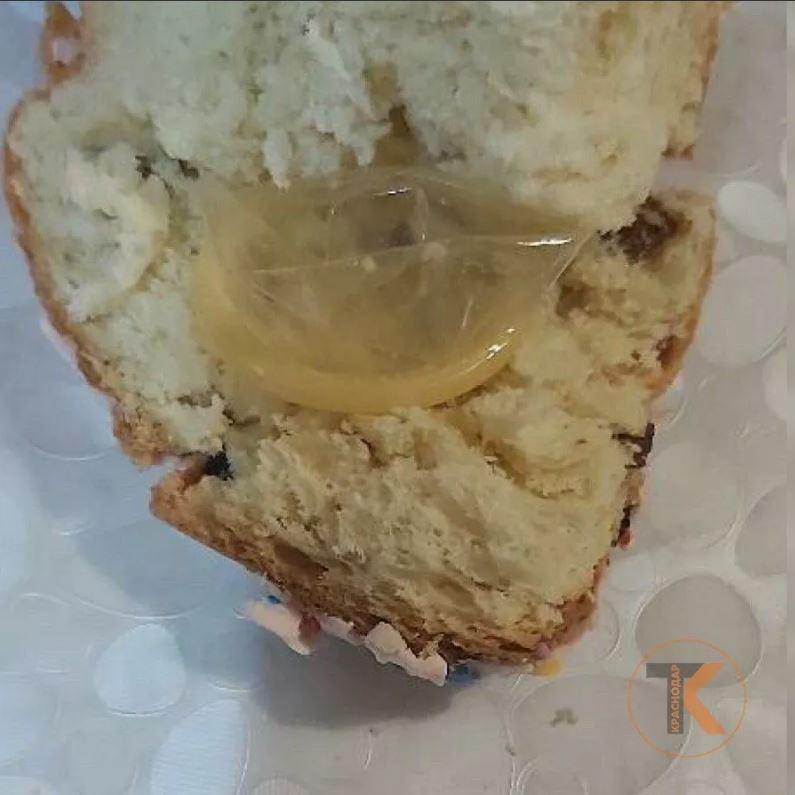 Распечатанный презерватив в пасхальном куличе