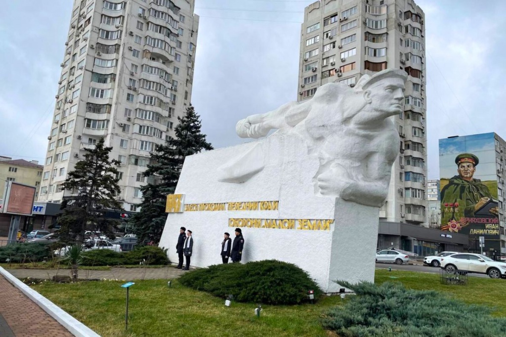 Памятник матрос с гранатой Новороссийск