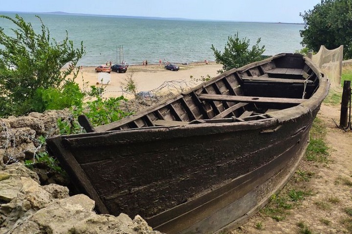 Живописная лодка на берегу Азовского моря на Тамани 