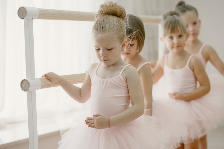 cute-little-ballerinas-pink-ballet-costume-children-pointe-shoes-is-dancing-room.jpg Маленькие девочки занимаются хореографией