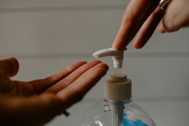 Женские руки выдавливают жидкое мыло