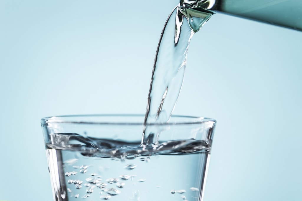 Питьевая негазированная вода в графине 