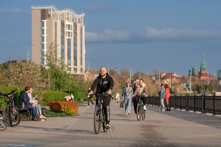 Велосипедисты едут по набережной в Краснодаре 