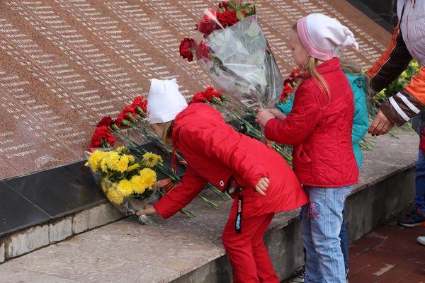 Дети и взрослые отдали дань памяти советским солдатам