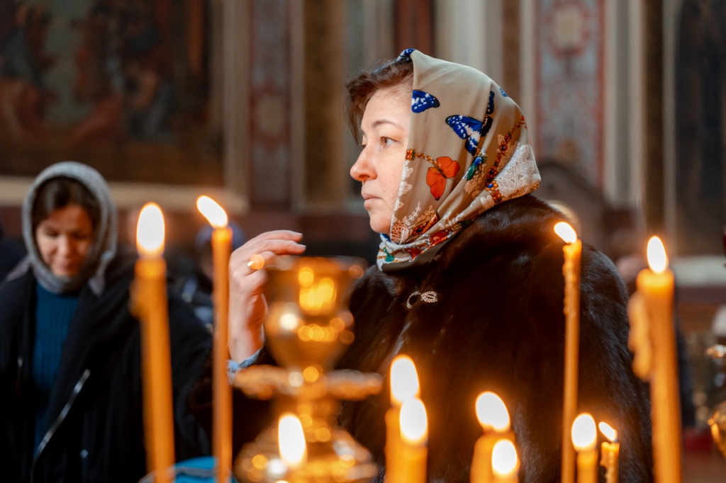 Женщина молится в церкви