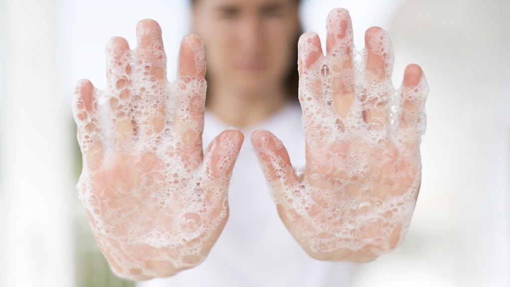 Молодая женщина с намыленными руками