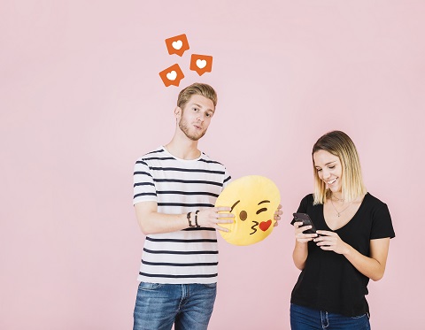 Молодой человек и девушка переписываются в смартфоне 