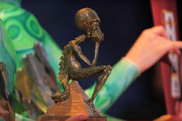 Наградная статуэтка с "грустным рептилоидом" - традиционный приз за вклад в лженауку