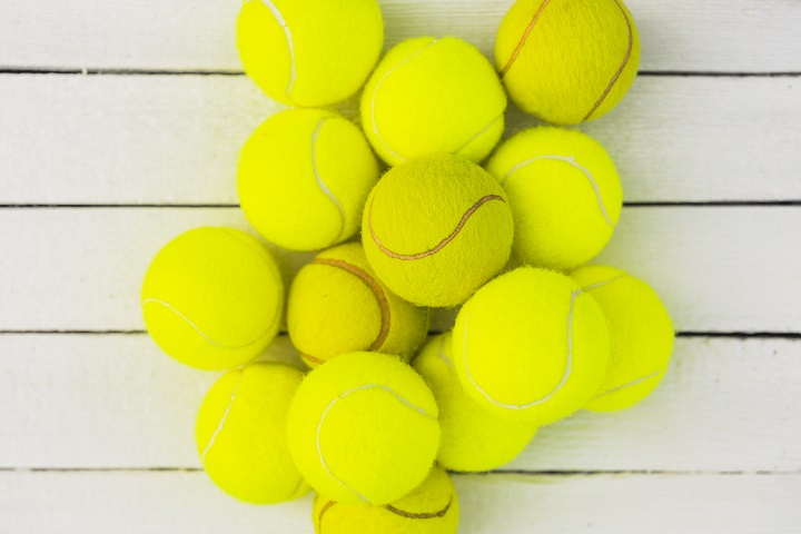 Теннисные мячи на деревянной столешнице 