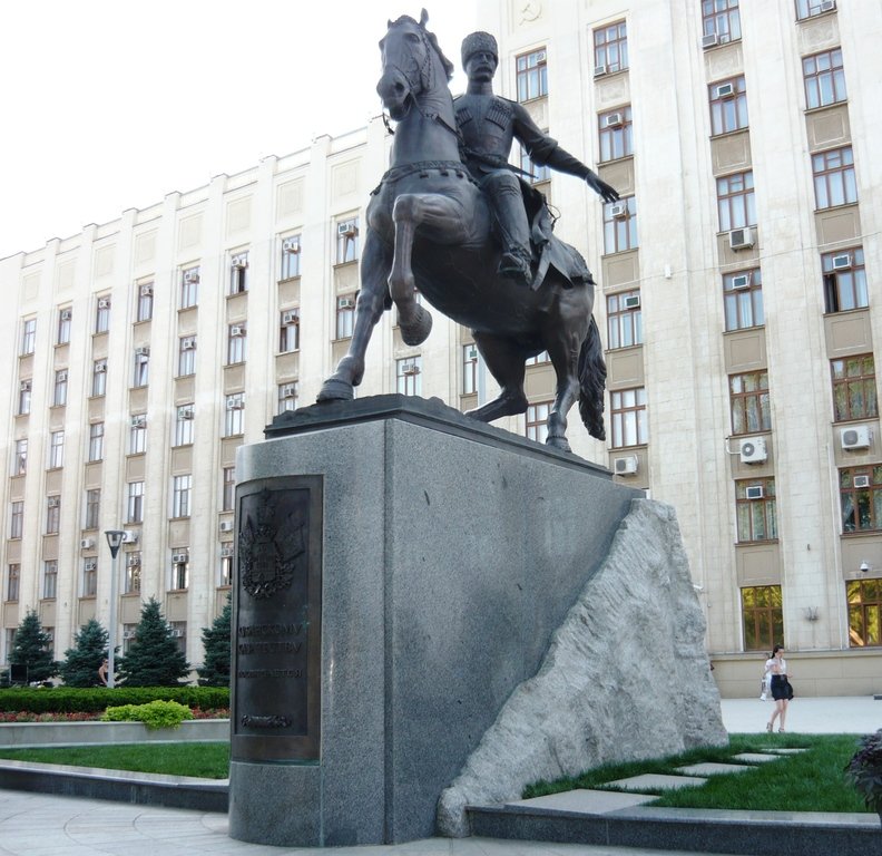 Памятник кубанскому казачеству в Краснодаре у краевой администрации
