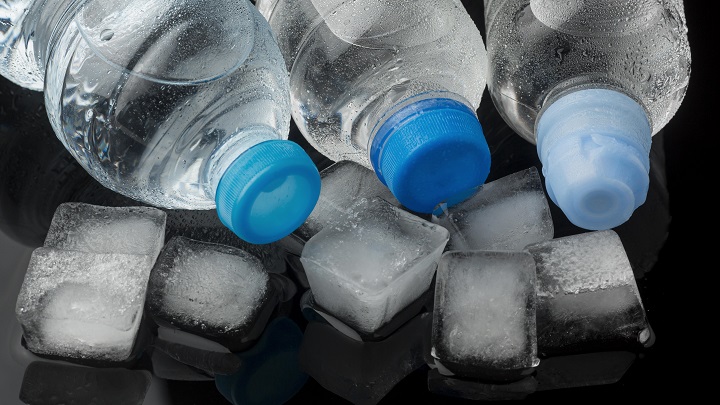 Бутылки с водой на кубиках льда