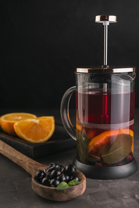 Чай с мятой и апельсином заварен с чайнике с прессом