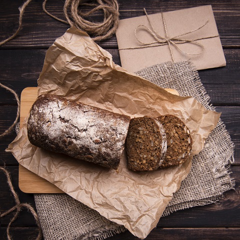 Буханка ржаного хлеба в крафтовой бумаге 