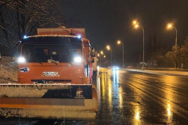 Снегоуборочная очищает дороги от снега