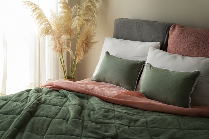 Спальня с разноцветным постельным бельем 