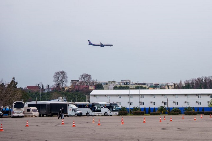 Самолет летит над аэропортом в Адлере