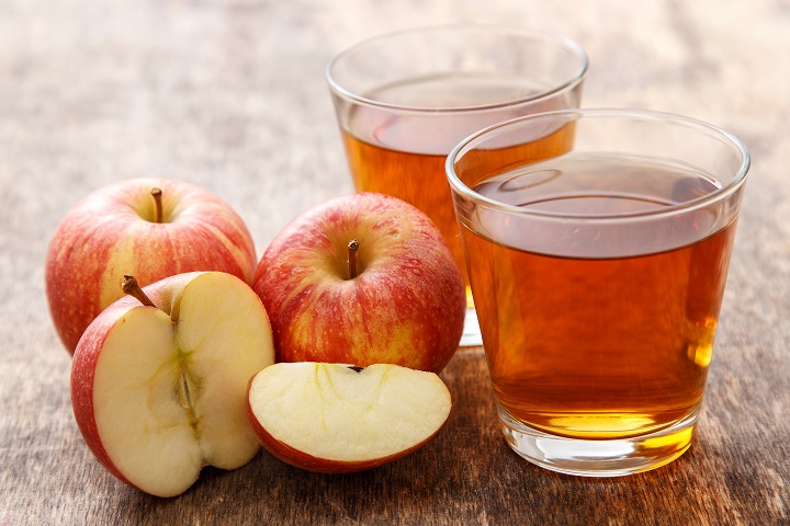 яблочный сок в стаканах 