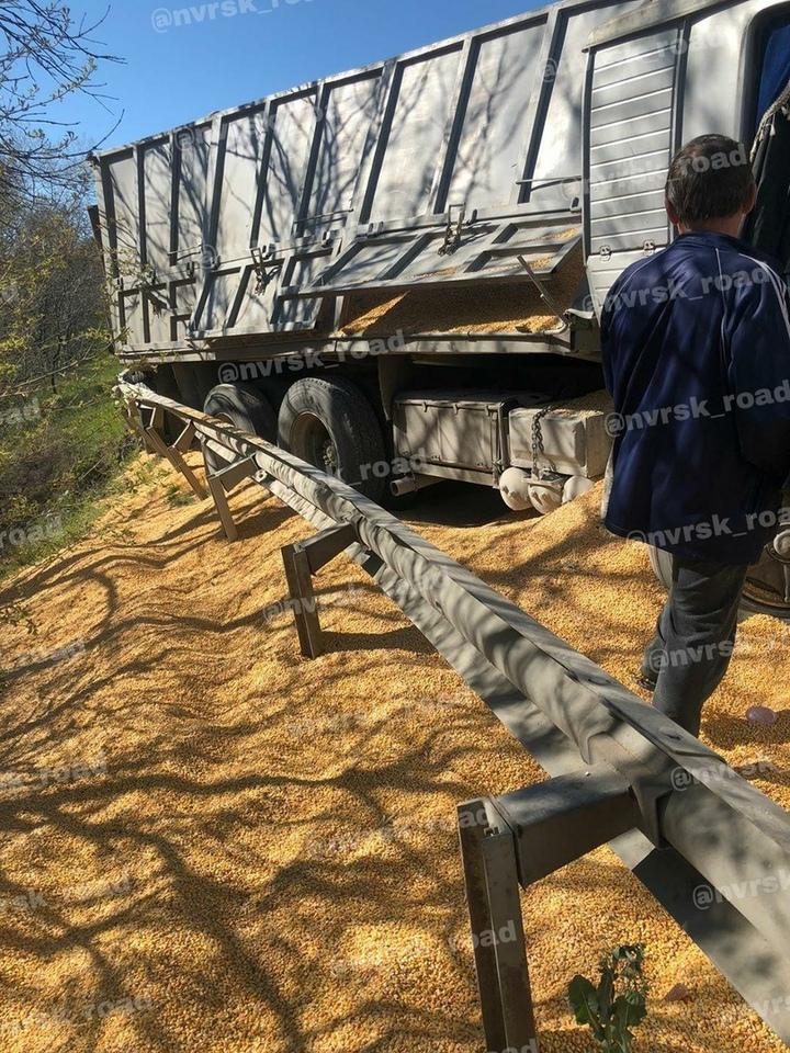 Кукуруза вывалилась из фуры, попавшей в аварию под Новороссийском