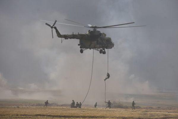 Кореновские вертолетчики демонстрируют мастерство десантирования