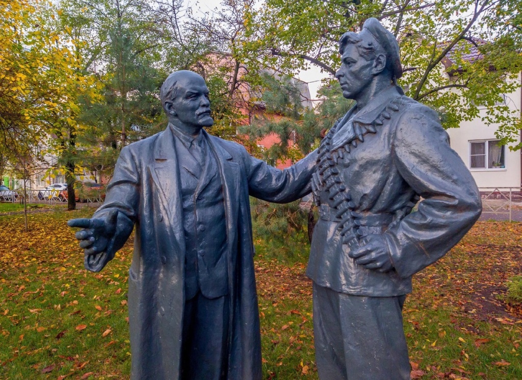 Памятник Ленин разговаривает с матросом в Краснодаре 