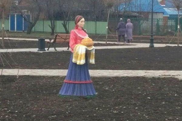 Скульптура "Казачка" в сквере Усть-Лабинска