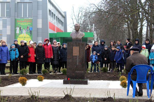 Открытие памятника Юрию Гагарину в Парковом