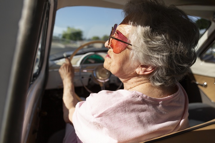 Пожилая женщина за рулем днем 