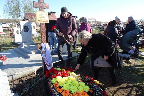 Светлана Агибалова возлагает цветы на могилу воина Красной Армии