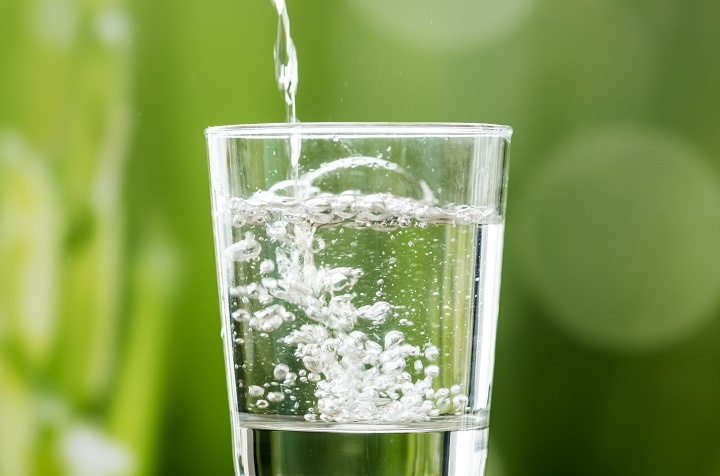 Природная питьевая вода льется в стакан