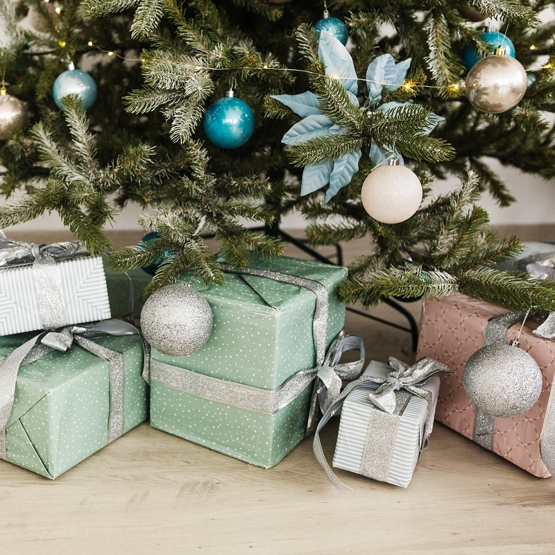 Новогодняя елка с подарками 