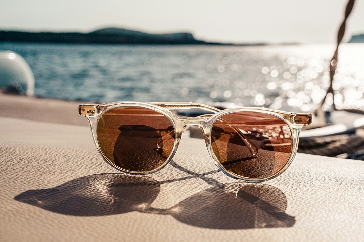 Солнцезащитные очки на пляже у моря