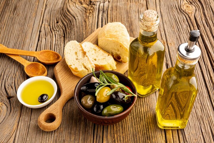 оливковое масло и оливки