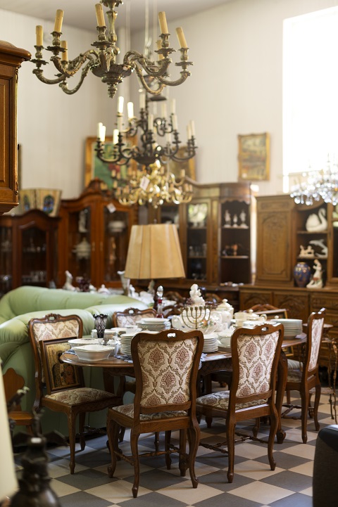 vintage-table-arrangement-antique-store.jpg Антикварный магазин со старинной мебелью