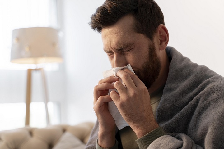 Молодой мужчина с симптомами аллергии