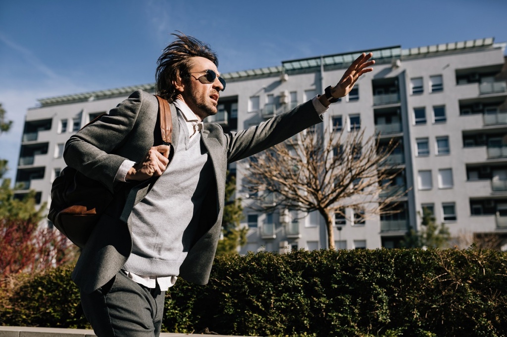 Человек бежит с портфелем по улице