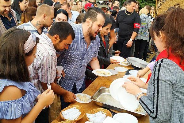 Люди были готовы часами стоять в очереди за пельменями