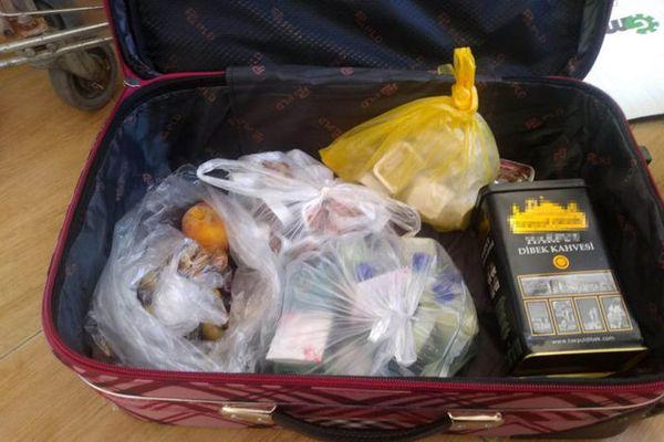 По правилам отелей пищу можно есть только в ресторане