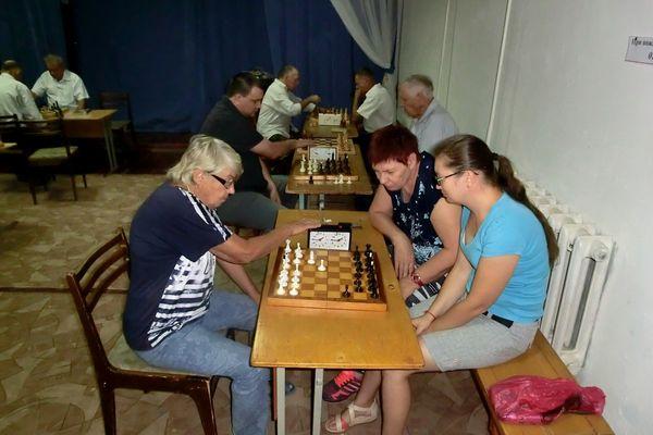 jenschini-igrayut-v-shahmati-tbilisskaya.jpg