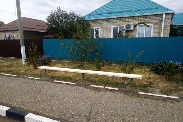 lavochka-na-ostanovke-stanica-tbilisskaya.jpg