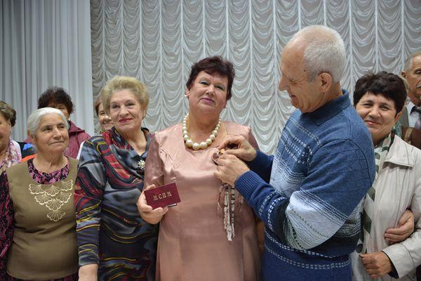 На встрече друзья поздравляли друг друга На встрече друзья поздравляли друг друга