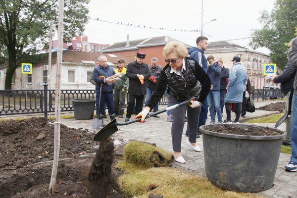 Вместе с жителями участие в субботники приняла председатель городской Думы Краснодара – Вера Галушко 
