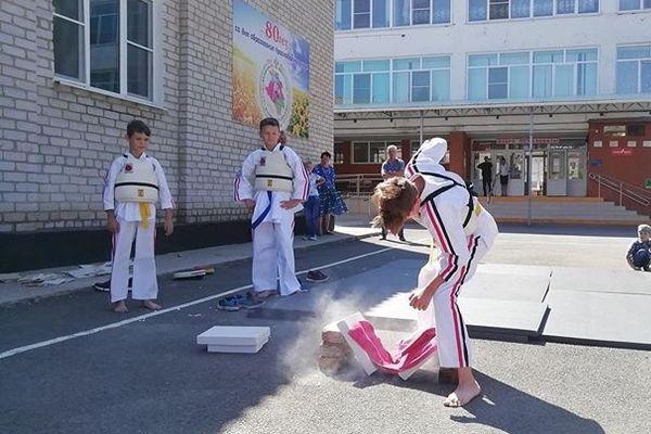 razbivaet-dosku-karate-tbilisskaya.jpg
