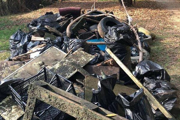 Больше всего мусора достали со дна озера